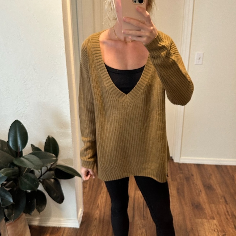 🌟SALE🌟 Six. Crisp. Days v-neck brown sweater size xs/s - Picture 3 of 7